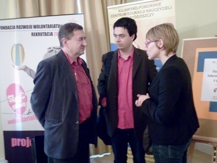 Roman Chmara, Magda i Damian Jasińscy (od lewej) rozmawiają o projekcie