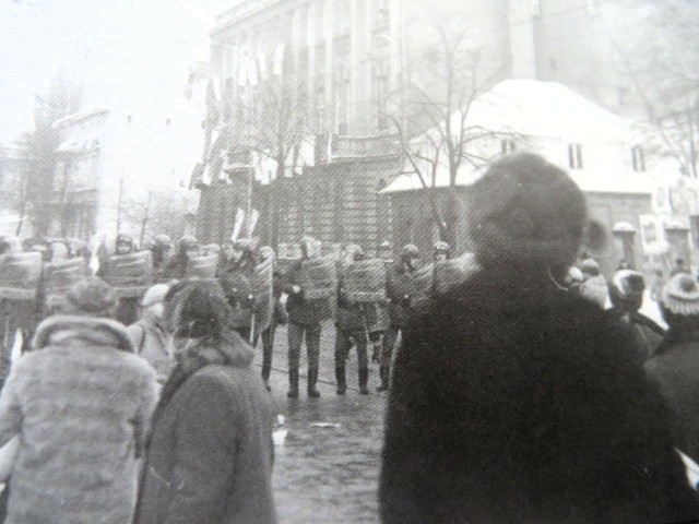 13 grudnia 1981  była mroźna niedziela. Zamiast „Teleranka” dzieci zobaczyły czarne okulary gen. Wojciecha Jaruzelskiego. Dorośli dowiedzieli się, że wprowadzono stan wojenny... W Łodzi doszło do masowych protestów.