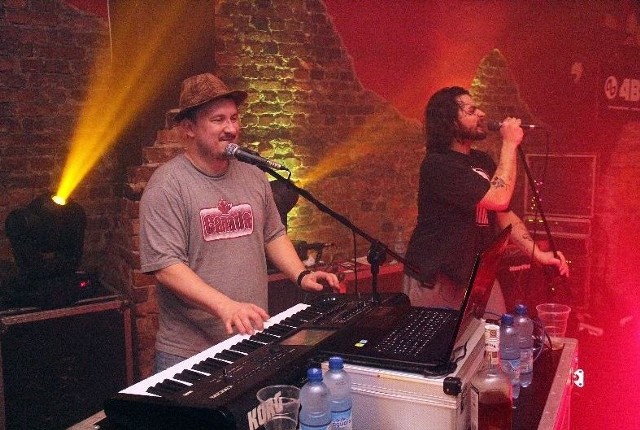 Bracia Figo Fagot specjalizujący się w pastiszach muzyki disco polo koncertowali w skarżyskim Semaforze.