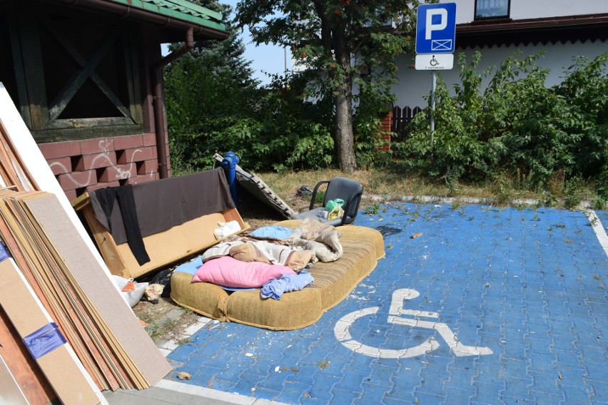 Śmieci na ulicy Kominka blokują wjazd na „koperty” dla niepełnosprawnych