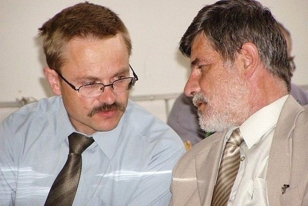 Dyrektor buskiego szpitala Ryszard Skrzypek (z prawej &#8211; obok Sławomir Dalach, naczelnik resortu zdrowia w starostwie) nadal pełni swoją funkcję.