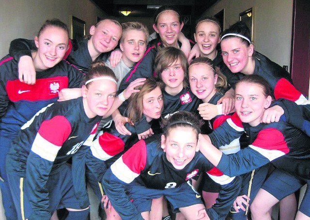 Urszula Wasil (w środku, z prawej strony koleżanki z orzełkiem na koszulce) razem z reprezentacją Polski osiągnęła największy sukces w historii żeńskiej piłki nożnej w kraju