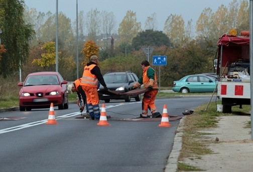 Robotnicy zakładają nowe ograniczniki.