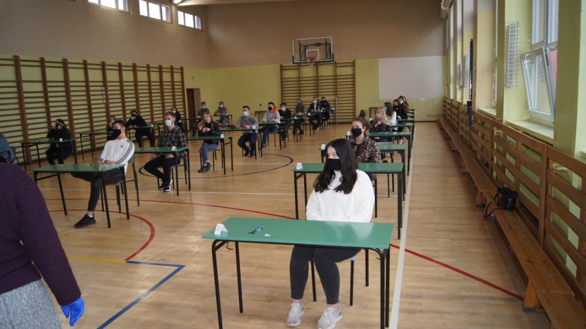 Uczniowie pisali próbny egzamin z języka polskiego w sali...
