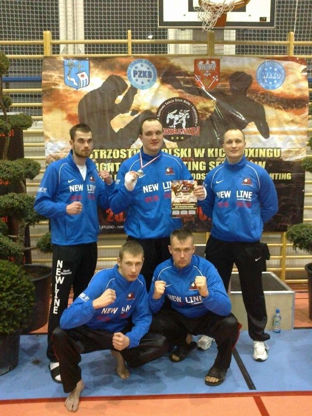 Reprezentanci poznańskiego klubu Our Team. W środku stoi srebrny medalista mistrzostw Polski - Jakub Smoliński