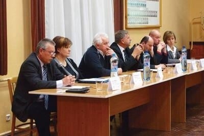 Siedmioro kandydatów, którzy przyjęli zaproszenie do głogoczowskiej debaty i zasiedli za stołem Fot. archiwum