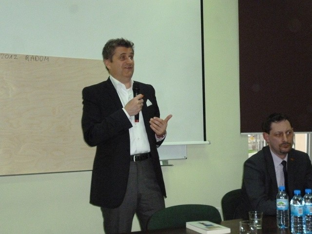 Janusz Palikot mówił o jego wizji kapitalizmu oraz o bieżącej polityce, obok radomski poseł Armand Ryfiński.