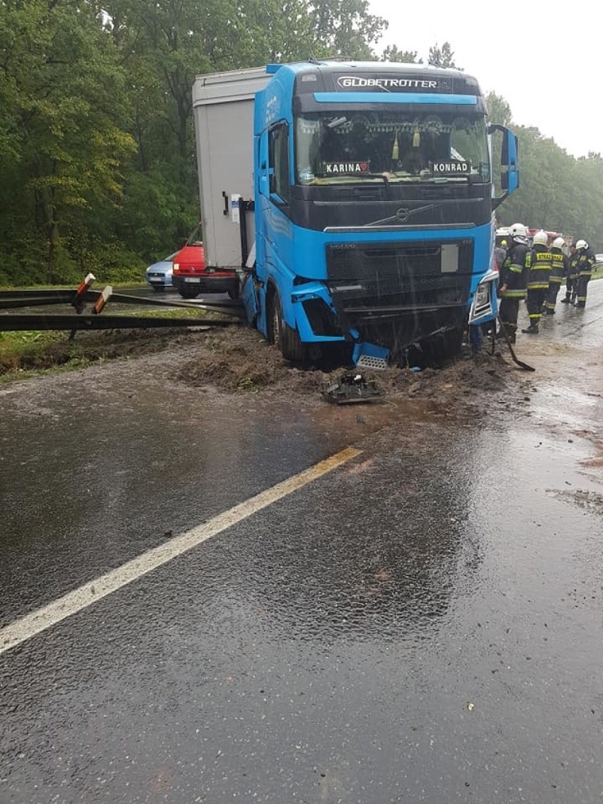 Siedlec Mały: wypadek ciężarówki. Wpadła w poślizg i uderzyła w bariery, nastąpił wyciek paliwa. Interweniowali strażacy ZDJĘCIA