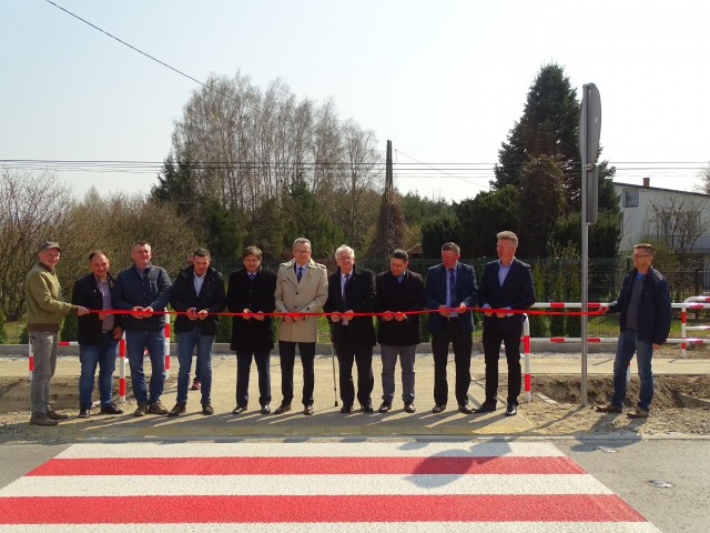 Jedną z wykonanych w tym roku inwestycji był remont blisko 600 metrowego chodnika przy drodze powiatowej w miejscowości Mostki.