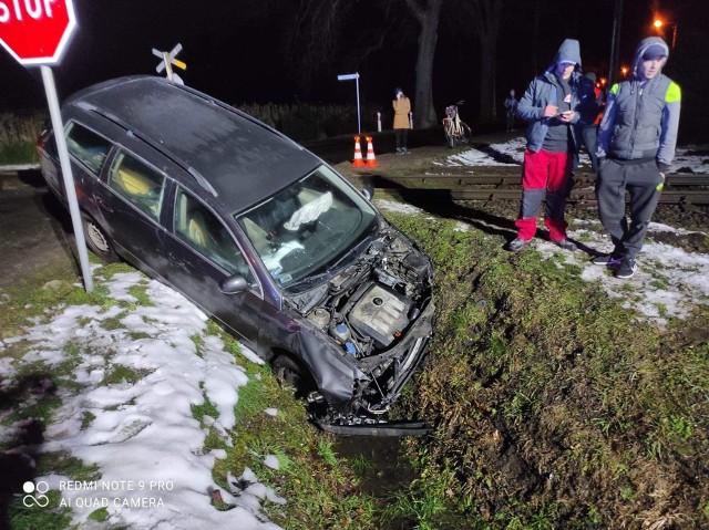 Do wypadku doszło około godz. 19.00 na przejeździe pomiędzy Żarami i Lubanicami.