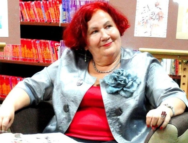 Barbara Jendrzejewska w bibliotece na spotkaniu