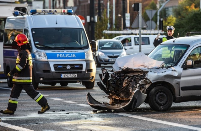 w 2018 roku w Bydgoszczy doszło do blisko 6000 zdarzeń drogowych (w tym 172 wypadków), a w 2021 roku policjanci odnotowali 5424 zdarzenia (122 wypadki). Zobacz, ile zdarzeń drogowych odnotowano w 2022 roku i na których bydgoskich ulicach było ich najwięcej. Szczegółowe informacje na kolejnych slajdach galerii ►►►