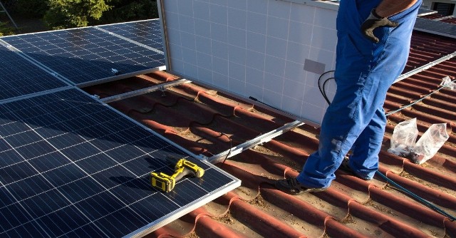 Najwięcej miejsc pracy związanych jest z instalacją systemów fotowoltaicznych, w tym w firmach z segmentu instalacji dachowych.
