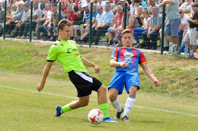 Bartłomiej Rakowski (z prawej) zdobył historycznego gola dla Starowic w 3 lidze.