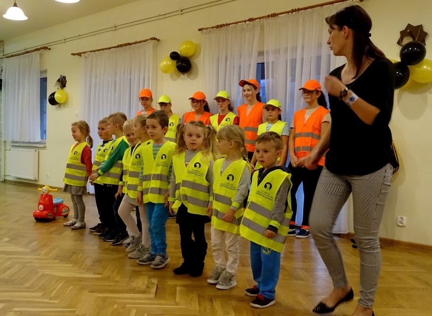 W Racławicach uczniowie edukują seniorów na temat bezpieczeństwa. To akcja Odblaskowa Szkoła