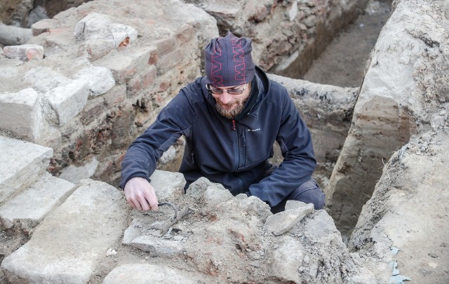 Cały czas trwa remont ul. 3 Maja w Rzeszowie. Archeolodzy dokonali tu właśnie nowych odkryć. Przy wejściu do muzeum natrafili na fragmenty muru, który prawdopodobnie odgradzał kompleks Pijarów od drogi.Najciekawszym znaleziskiem na 3 Maja są szczątki 42 osób, w tym szkielety małych dzieci, które znaleziono przy kościele farnym. W sąsiedztwie wieży archeolodzy również natrafili na fragmenty kamiennego muru z XIV lub XV wieku. Mur ten najprawdopodobniej otaczał kościół parafialny i funkcjonujący przy nim cmentarz, odgradzając w ten sposób sferę sacrum od profanum.CZYTAJ TEŻ: Prace na 3 Maja szybko się nie skończą