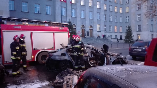 Obok Urzędu Wojewódzkiego w Katowicach spłonął samochód BMW