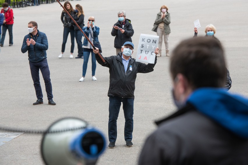 Na placu Wolności zebrali się poznaniacy protestujący...