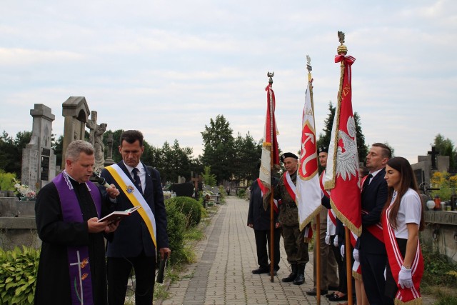 W poniedziałek odbył się pochód na cmentarz w celu zapalenia zniczy na mogiłach osób, które brały udział w Powstaniu Warszawskim.