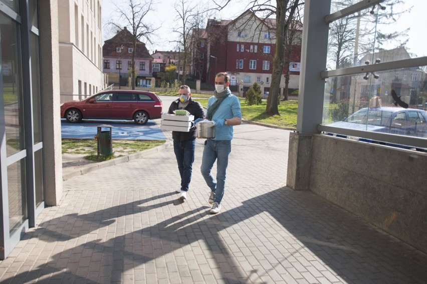 Słupscy restauratorzy dowieźli świąteczne dania medykom