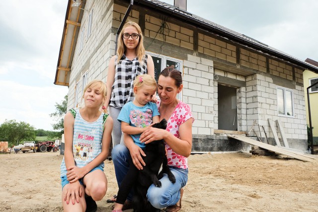 Agnieszka Zadykowicz z córkami Paulinką, Madzią (od lewej) i Beatką (stoi) wiele przeżyły. W końcu będą miały swój dom.