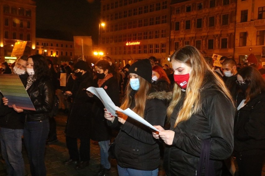 Sobotnie protesty we Wrocławiu. Śpiewy w Rynku, znicze pod siedzibą PiS [ZDJĘCIA]
