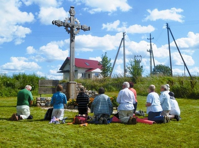 Pielgrzymi z białostockiej parafii św. siostry Faustyny w modlitwie pod krzyżem litewskim, jesień 2013 r.