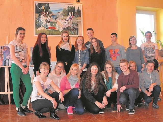 Wystawę zobaczyli licealiści z klasy pierwszej liceum służb mundurowych  z Zespołu Szkół numer 1 w  Opatowie wraz z opiekunką Moniką Wichą.