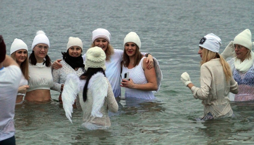 Lutowe Jezioro Aniołów zgromadziło około dwustu osób. W...