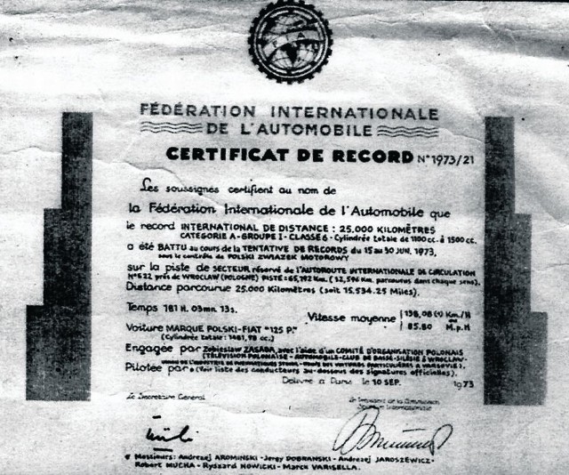 Certyfikat FIA potwierdzający wynik Polskiego Fiata na dystansie 25 tys.  km. Ten rekord, jak i dwa pozostałe, został pobity w 1982 roku przez Alfę Romeo Alfasud Sprint