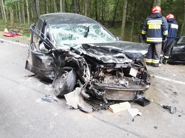 W czołowym zderzeniu volkswagena i skody zginęła pasażerka jednej z osobówek. Pozostałe osoby zabrano do szpitala.