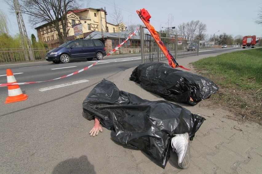 Straszny wypadek na trasie Wrocław - Kłodzko i czarne worki przy drodze (ZDJĘCIA)