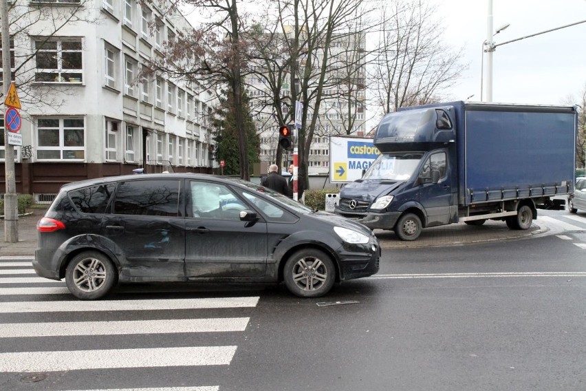 Wypadek na Zachodniej. Na czerwonym świetle na skrzyżowanie?