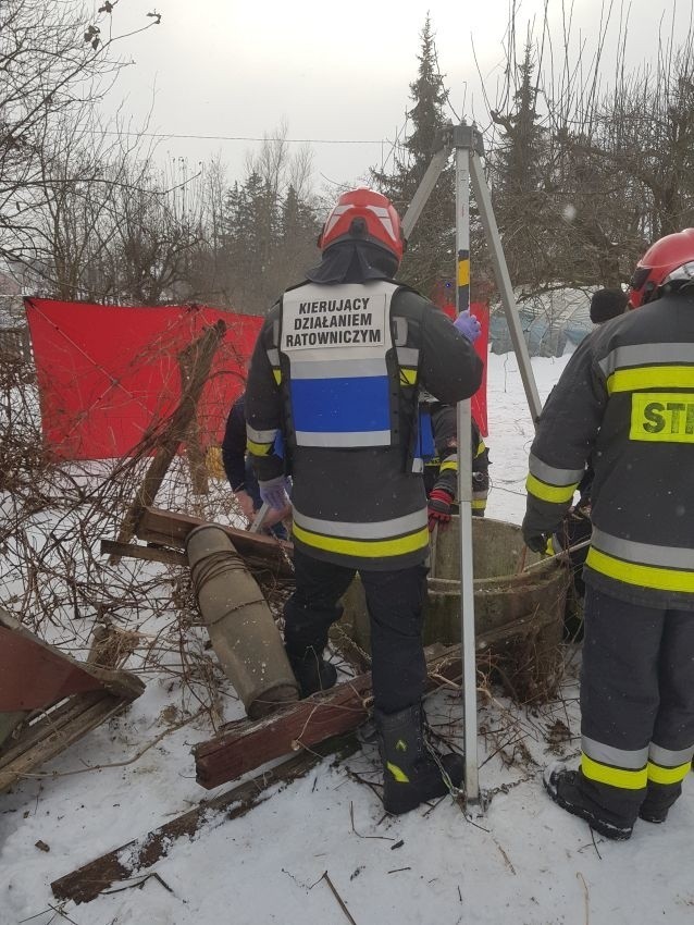 Tajemnicza śmierć w gminie Bejsce. Zwłoki mężczyzny w studni. Co się wydarzyło? 