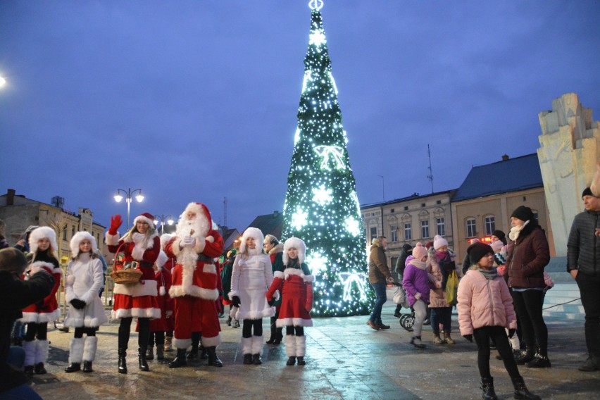 Świąteczne iluminacje na Rynku Miejskim w Sępólnie: 10...