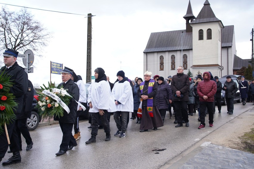 Tłumy na pogrzebie Stanisława Zawadzkiego w Obicach. Wieloletni członek zarządu Moravii Morawica, ceniony strażak zmarł w wieku 66 lat