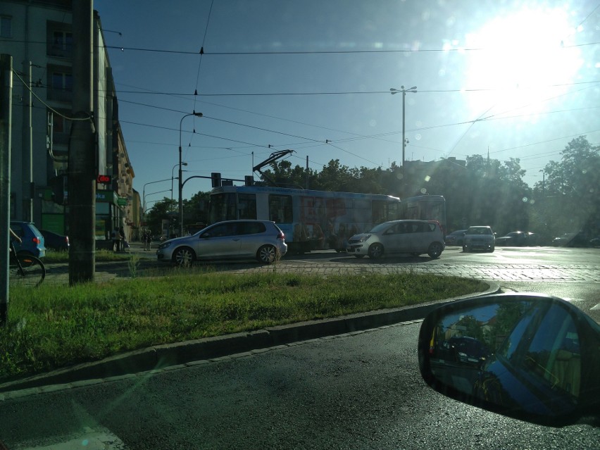 Zablokowane skrzyżowanie na Powstańców Śląskich. Tramwaje jeździły objazdem