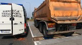 Policja zatrzymała w Gdańsku kierowcę wywrotki, złamał przepisy BHP. Jechał przeładowaną ciężarówką