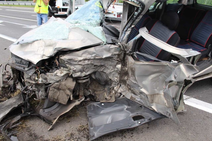 Wypadek w Bolesławiu. Auto zderzyło się z karetką, jedna osoba nie żyje [ZDJĘCIA]