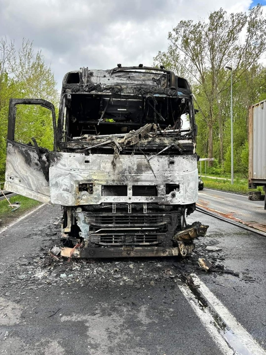 Pożar ciężarowego auta na drodze krajowej nr 78 w...