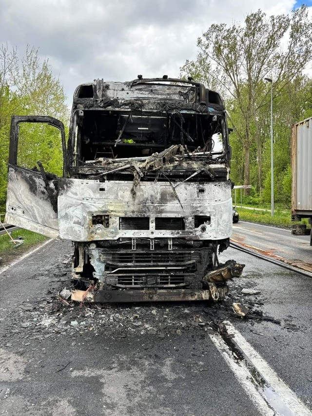 Pożar ciężarowego auta na drodze krajowej nr 78 w Chlewicach.