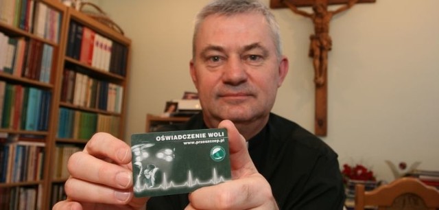 Kielecki ksiądz Jan Jagiełka, który nosi przy sobie zgodę na przekazanie organów przekonuje wszystkich do idei transplantacji.