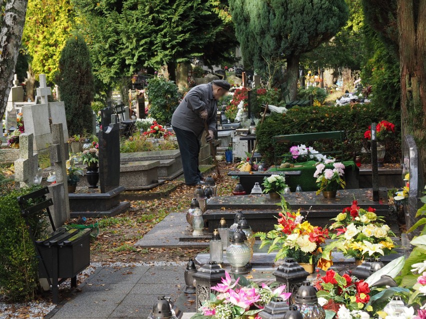 Na cmentarzach w całej Polsce panuje już duży ruch. Nie...