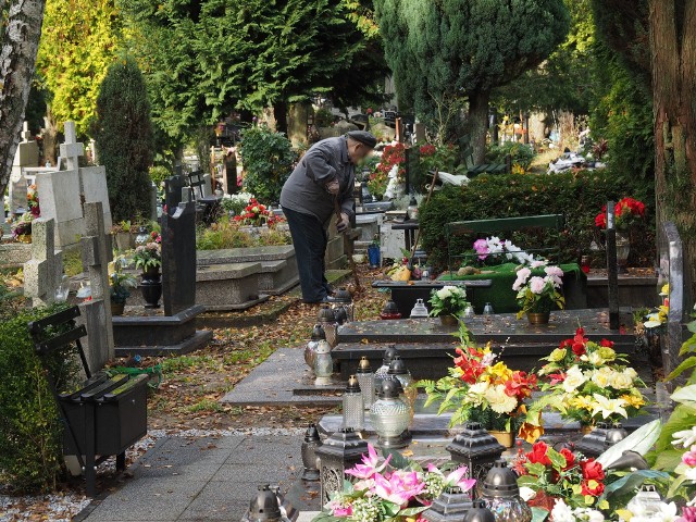 Na cmentarzach w całej Polsce panuje już duży ruch. Nie inaczej jest m.in. w Koszalinie.