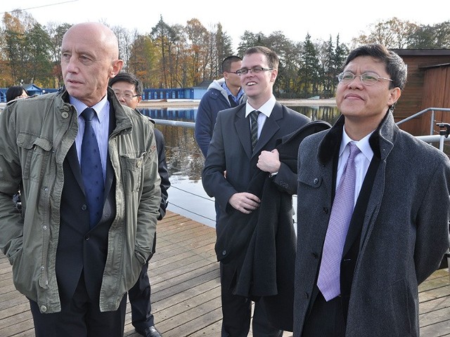 Burmistrz Jerzy Hardie-Douglas pokazuje sekretarzowi Deng Canrongowi szczecinecki wyciąg do nart wodnych.
