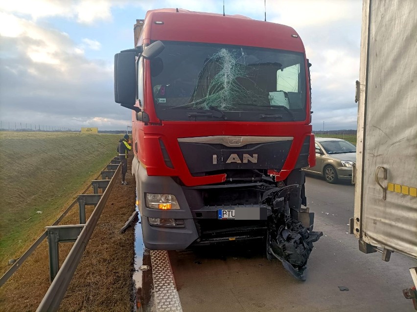 Wypadek trzech ciężarówek na autostradzie pod Wrocławiem