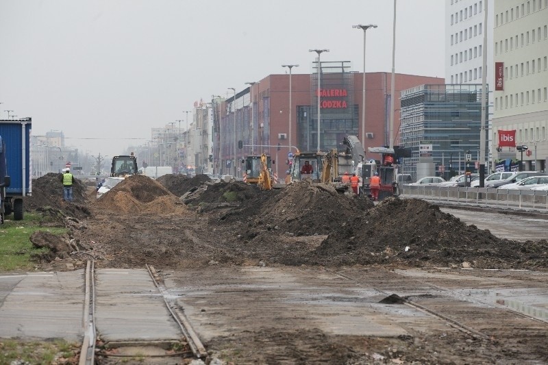 Budowa trasy W-Z: Praca całą dobę. Plac budowy przed Centralem