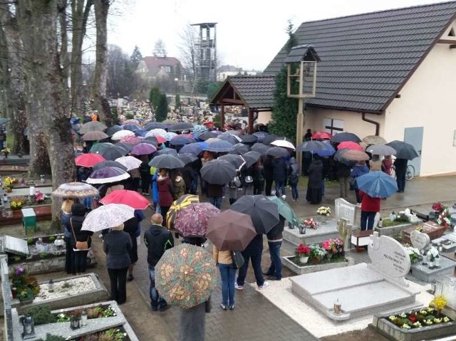 Czwartkowa modlitwa na cmentarzu była jednocześnie ostatnim pożegnaniem krapkowiczan z Wiktorią. Dziewczyna zostanie pochowana w piątek na Mazurach, w swoich rodzinnych stronach.