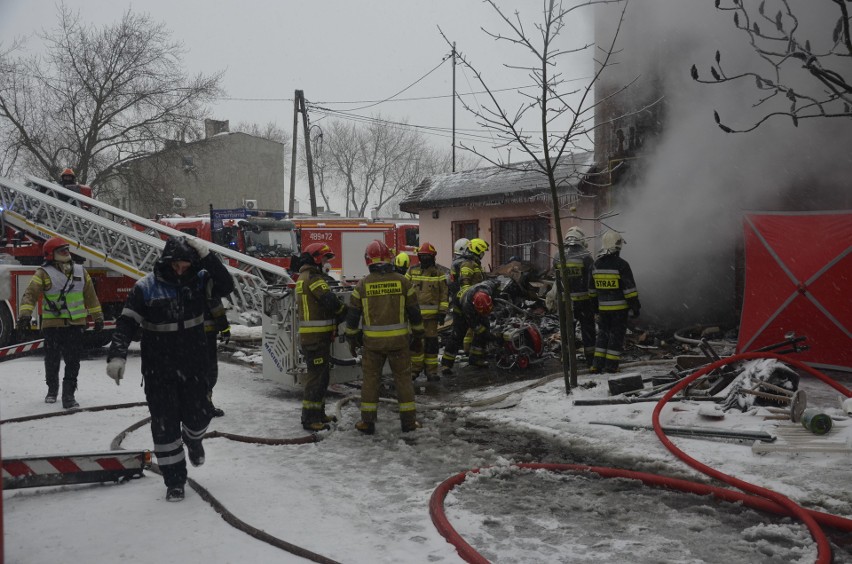 Wielki pożar kamienicy w Pabianicach. W budynku mieszkał "zbieracz". Znaleziono zwłoki ZDJĘCIA