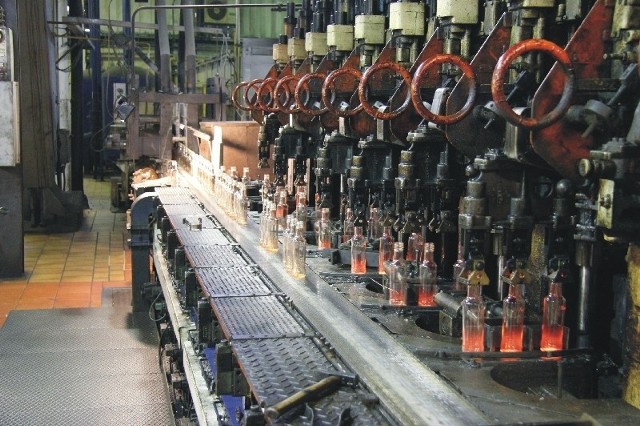 Należąca do Owens - Illinois huta szkła w Jarosławiu jest jednym z największych tego typu zakładów na świecie.